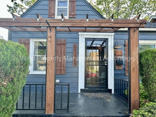 Building Photo - Beautifully Updated 3 Bedroom Bungalow Min...