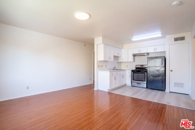 Building Photo - 820 S St Andrews Pl