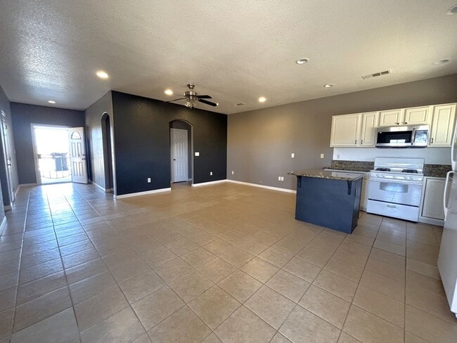Building Photo - Charming Home Located in California City