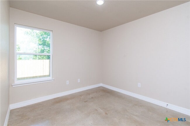 Building Photo - 806 Meadow Cir