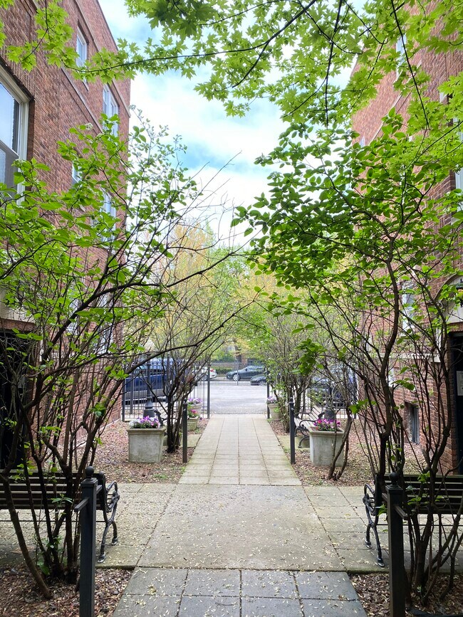 Building Photo - 511 W Deming Pl