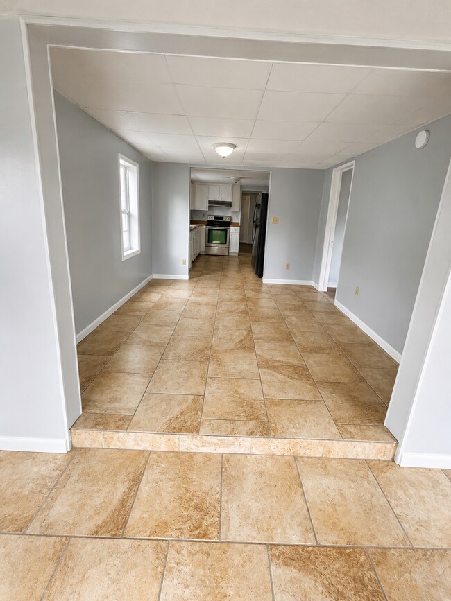Foto del edificio - Cute 2BR/2BA HUGE ENCLOSED PORCH, Next to Stewart Middle, Tile Floors!