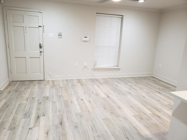 Building Photo - Renovated Condo steps from Maple Street & St Charles!