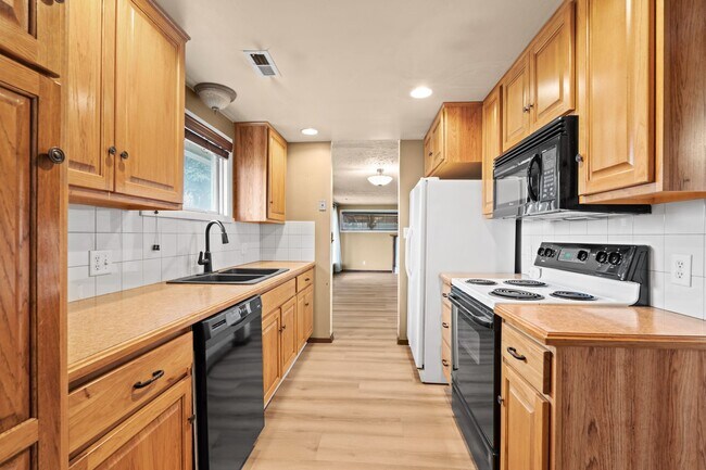 Foto del edificio - South Hill cute 2 Bed 1 Bath rancher with covered entertaining patio - Coming Soon 9/23