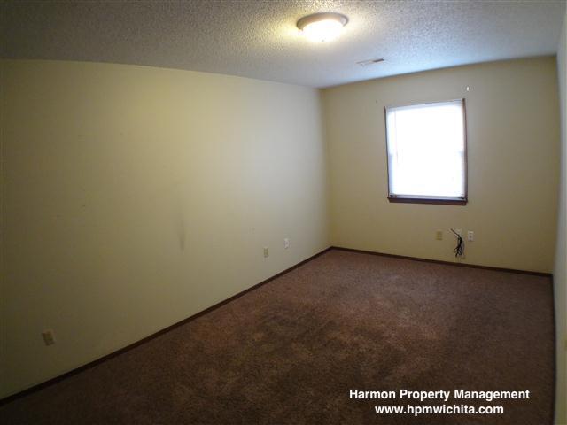 Building Photo - 2 bedroom 1 bathroom duplex located near C...