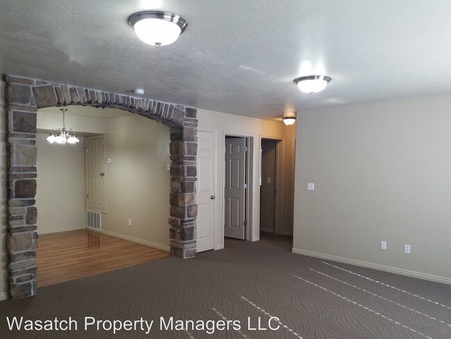 Building Photo - 929 W 670 S
