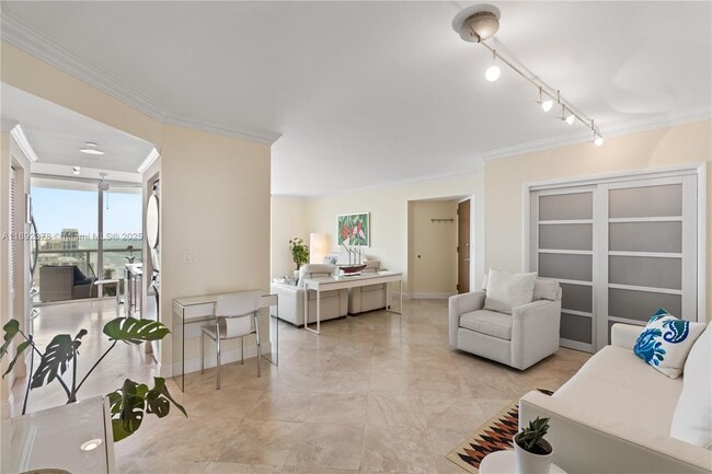 Foto del edificio - 6365 Collins Ave