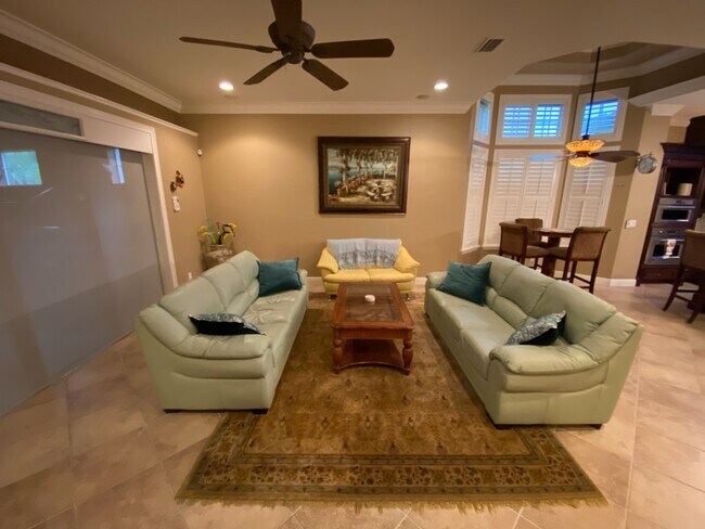 Sala de estar - 213 Harmony Ln