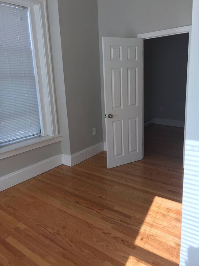 Building Photo - Beautiful Three Bed Right Near The Blue Line