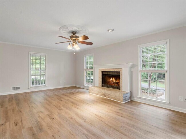 Building Photo - 2729 Hawk Dr NE