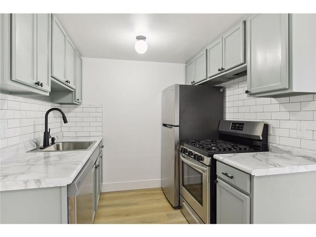 Building Photo - 99 E 54th St