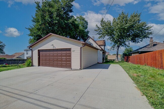 Foto del edificio - 4205 Pacific. Available June 2026.  3 bedroom, 2 bath, 2.5 car garage.  Does not qualify for gove...