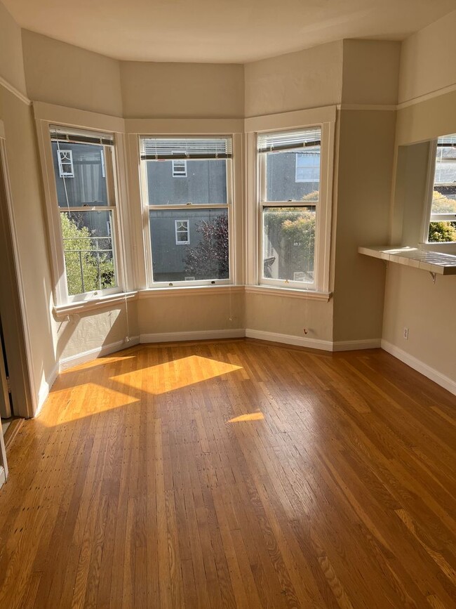 Building Photo - Cole Valley Studio. Excellent Location in ...