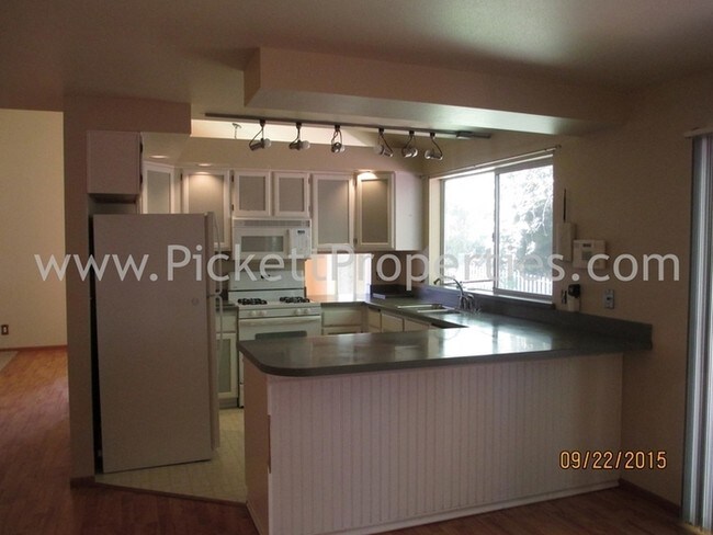 Foto del edificio - Beautiful 3 Bedroom Near Island Lake