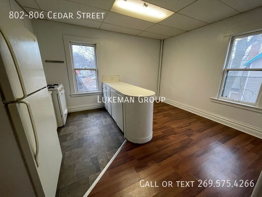 Primary Photo - 802-806 Cedar Street-