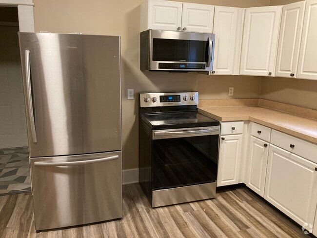 Kitchen with stainless steel appliances - 1417 N Hamilton Ave