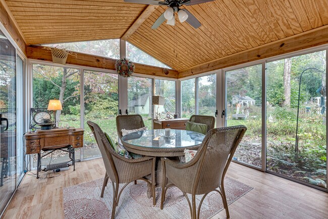 Foto del edificio - 318 Hollyberry Rd