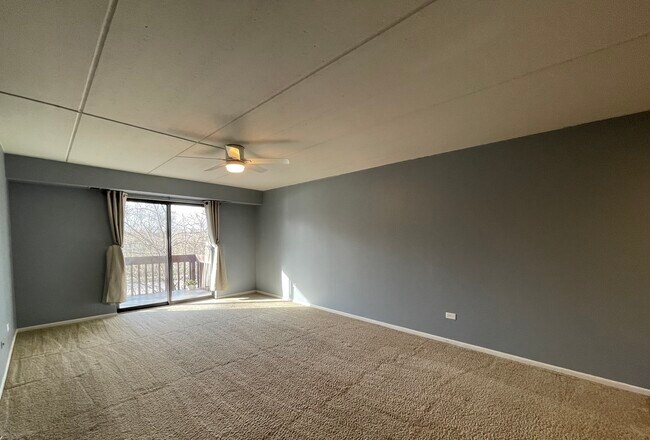 Huge Living Room - 8200 Woodglen Ln