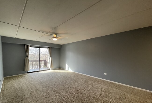 Huge Living Room - 8200 Woodglen Ln