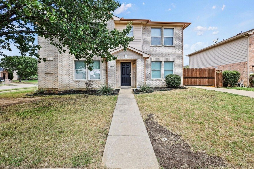 Primary Photo - 6021 McKaskle Dr