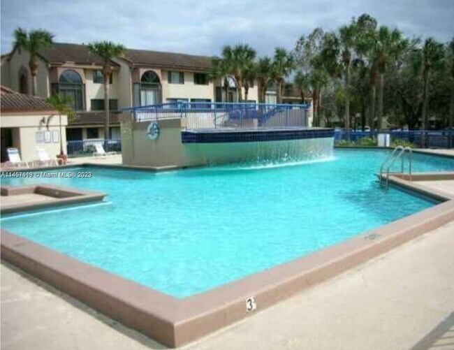 Foto del edificio - 15525 N Miami Lakeway
