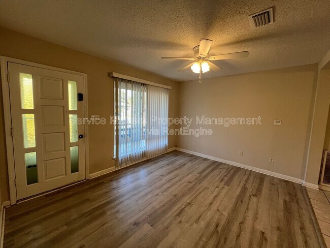 Foto del edificio - 303 Newcastle Dr