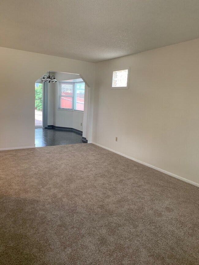 Building Photo - 1736 Clover Leaf Dr