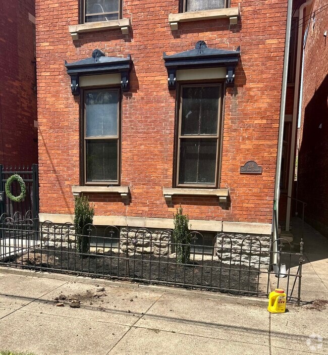 Building Photo - 214 E 8th St