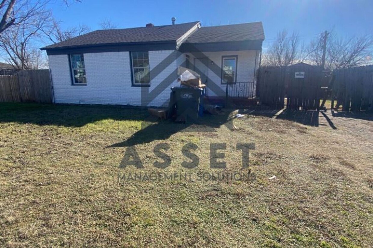 Primary Photo - Spacious 3 Bedroom House