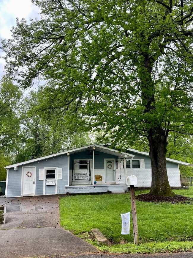 Building Photo - 2106 Bartow Ln