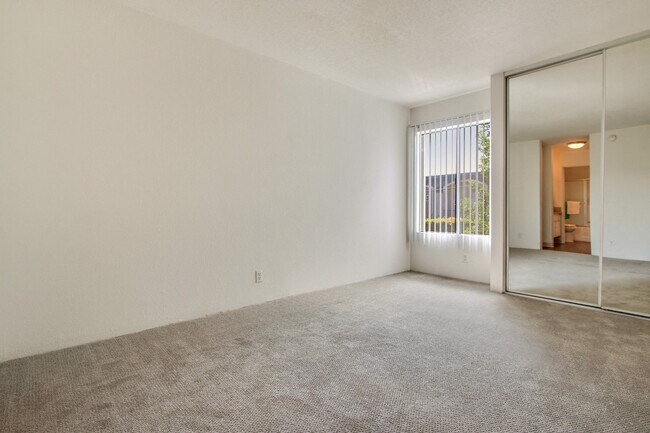 Interior Photo - Zelzah Court