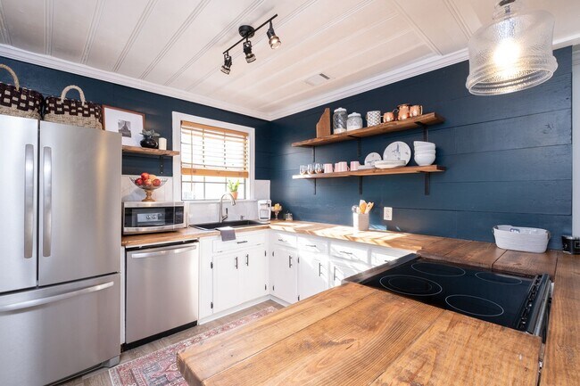 Foto del edificio - Updated 3-Bedroom Home with Fully Equipped Kitchen & Washer/Dryer in Great Neighborhood!