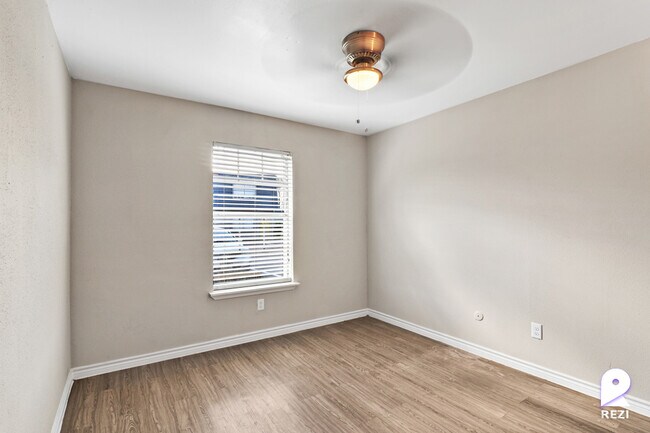Foto del edificio - 11810 Algonquin Dr
