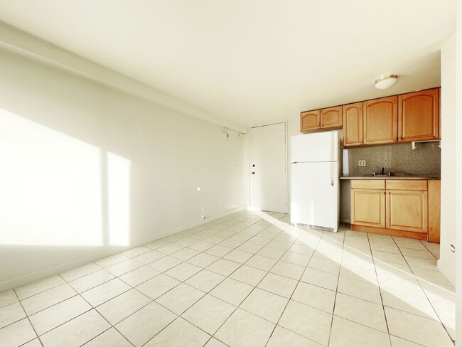 Building Photo - Ocean Views Salt Lake Condo with A/C