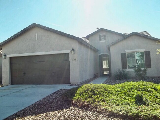 Foto del edificio - Move in Ready 3 bed 2 bath with pool ready...