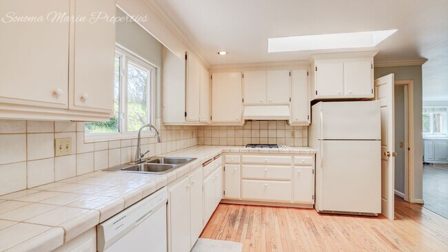 Building Photo - ~Beautiful 2 Bedroom - 2 Bath Main Home Pl...