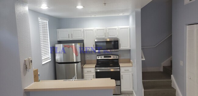 Foto del edificio - 4 BR / 3 FULL BATH (INCLUDES 2 MASTERS) 2 STORY (NEAR DISNEY!) GATED COMMUNITY WITH COMMUNITY POO...