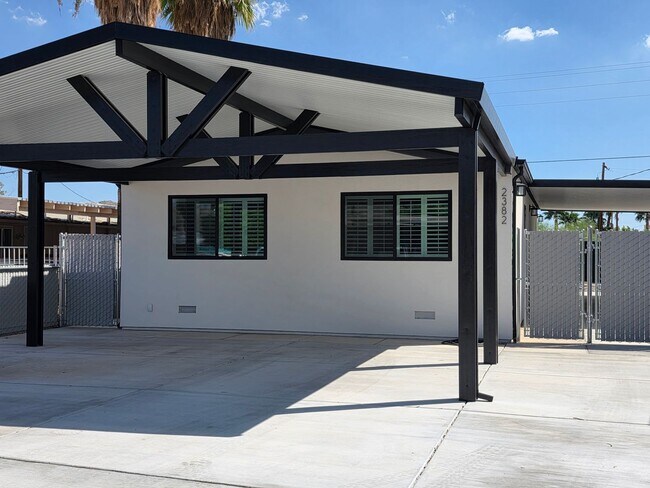 Foto del edificio - Beautifully remodeled 3 bed/2 bath Manufactured Home BHC-Blocks from Colorado River