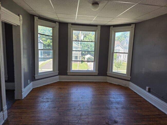 Foto del edificio - 345-347 W Kennedy St