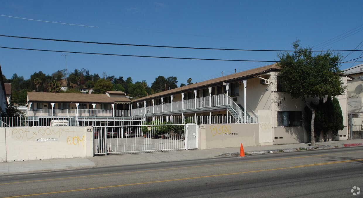 Foto principal - 6817-6819 N Figueroa St