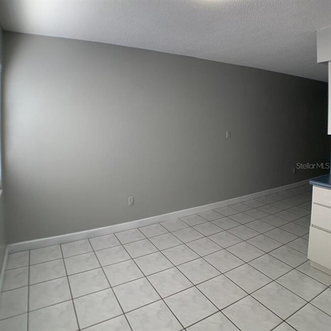 Building Photo - 825 Primrose Dr