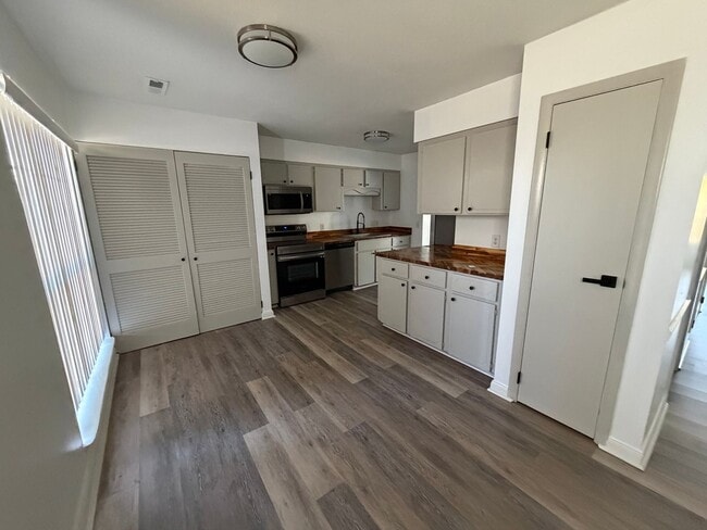 Building Photo - FOR RENT