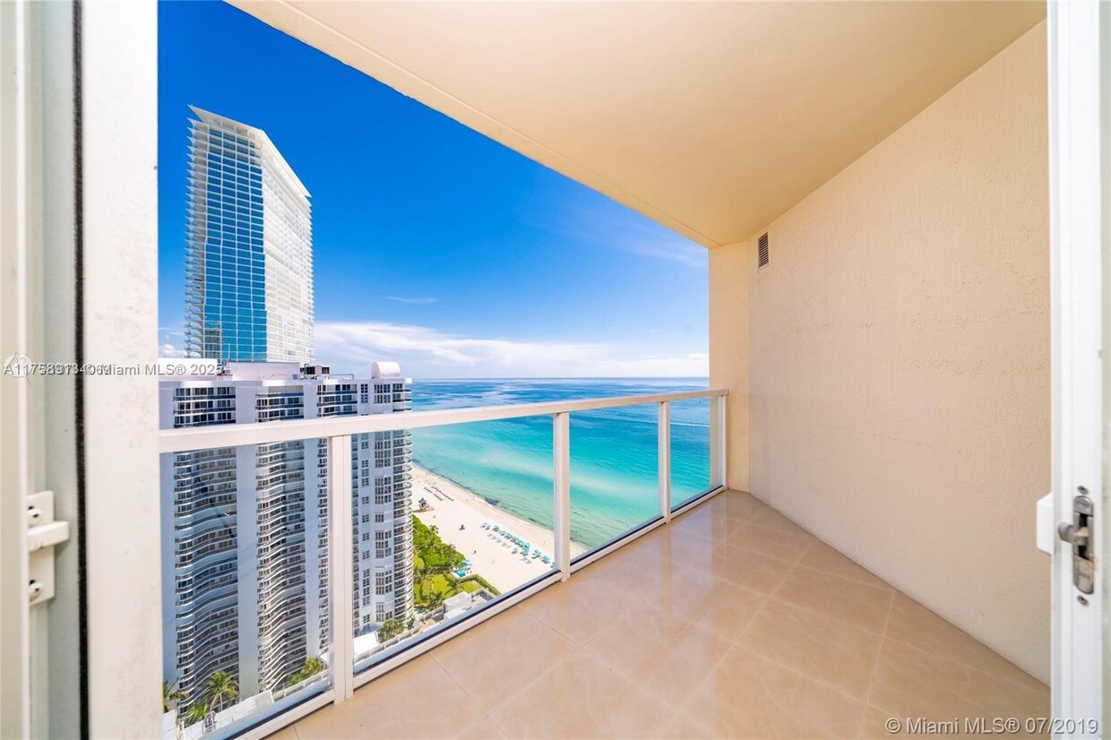 Foto principal - 16699 Collins Ave