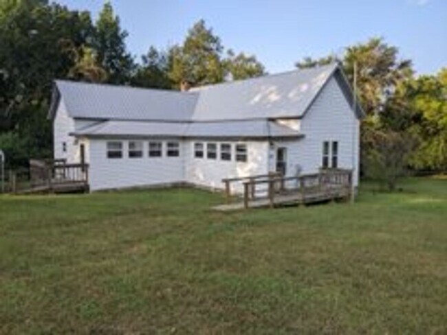 Building Photo - Welcome to this charming 3-bedroom, 1-bath...