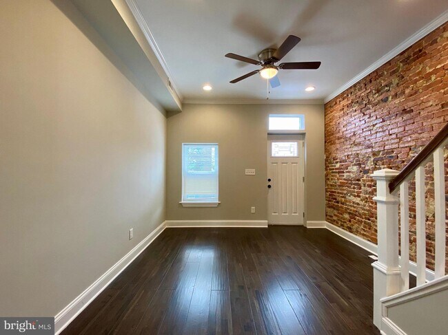 Building Photo - 304 S Conkling St