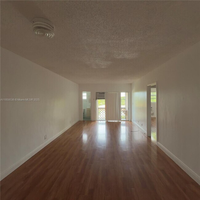 Foto del edificio - 6580 Santona St
