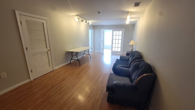 Foto del edificio - Fantastic three-bedroom three, three-bathroom condo! It is a perfect location for graduate studen...