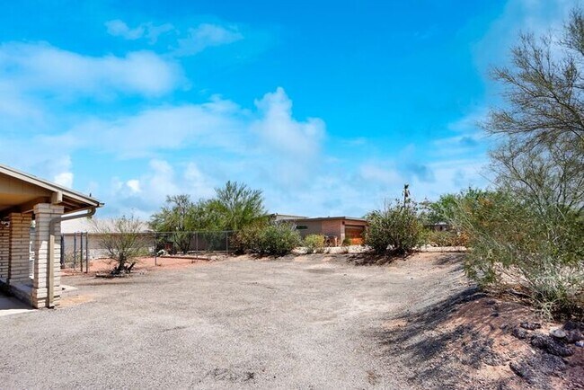 Building Photo - 6617 N Montrose Dr