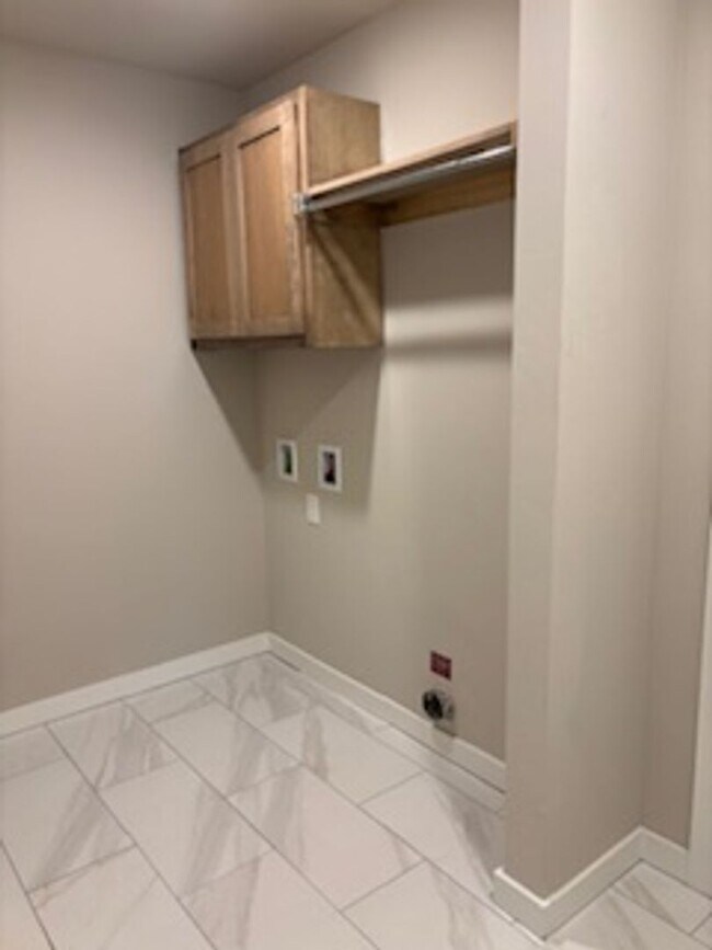 Foto del edificio - First Month Free!