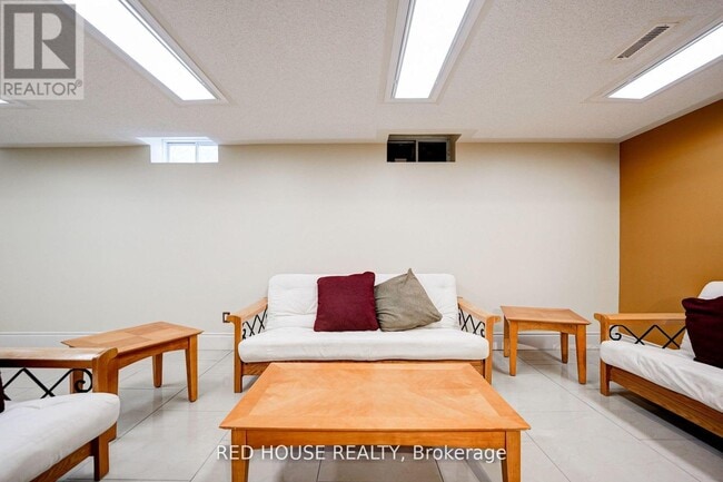 Building Photo - 4450 Mayflower Dr